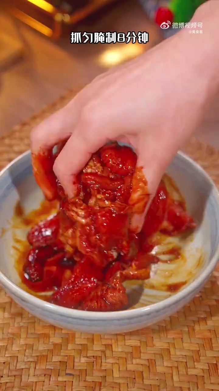 美味辽宁嘎嘎香 又到了吃羊肉的季节,不妨来上一道葱爆羊肉,鲜香滑嫩,非常好吃!美味辽宁等您