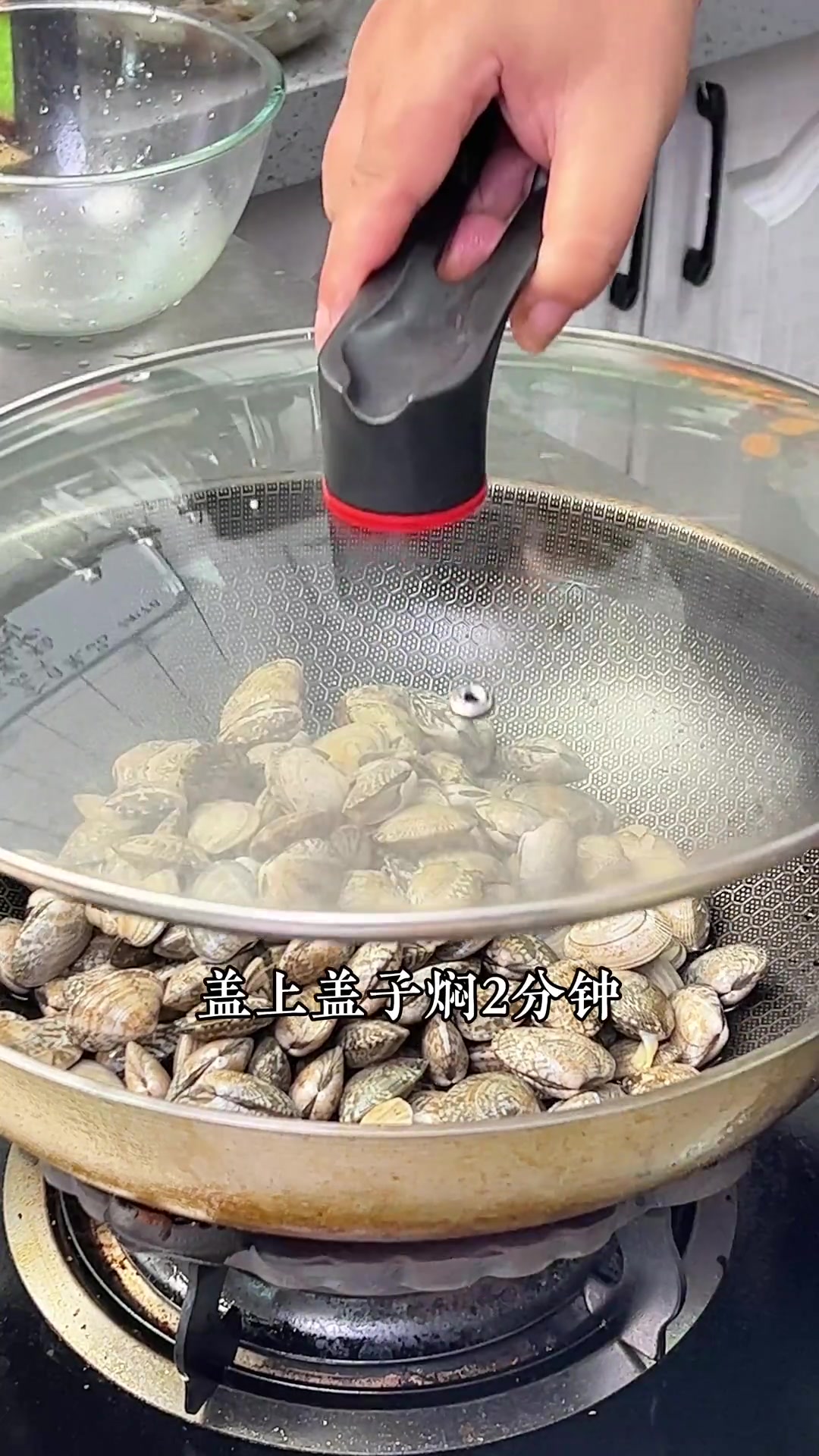 给媳妇儿炒个花甲,不用焯水的哦,太嫩啦,生活美滋滋 家常菜 花甲的做法 花蛤的家常做法
