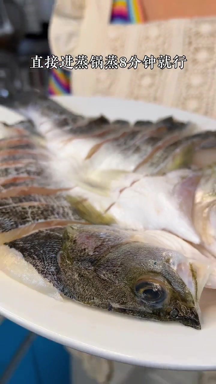 赶时间就做个清蒸鲈鱼呗,简单省事还好吃 清蒸鲈鱼 现宰鲈鱼 鲈鱼做法
