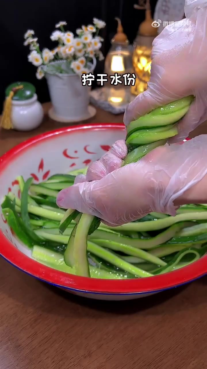美味辽宁嘎嘎香 新时代六地辽宁杠杠滴 我妈做的腊肉配上我嗮的黄瓜干,加一点我们衡阳的豆油一