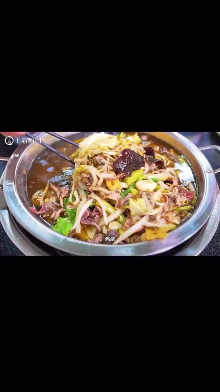 公园大渡口,地道义渡味,郭姐姐带你走进大渡口的“美食世界”。泡椒味的鸡杂大家都吃过,但藤椒