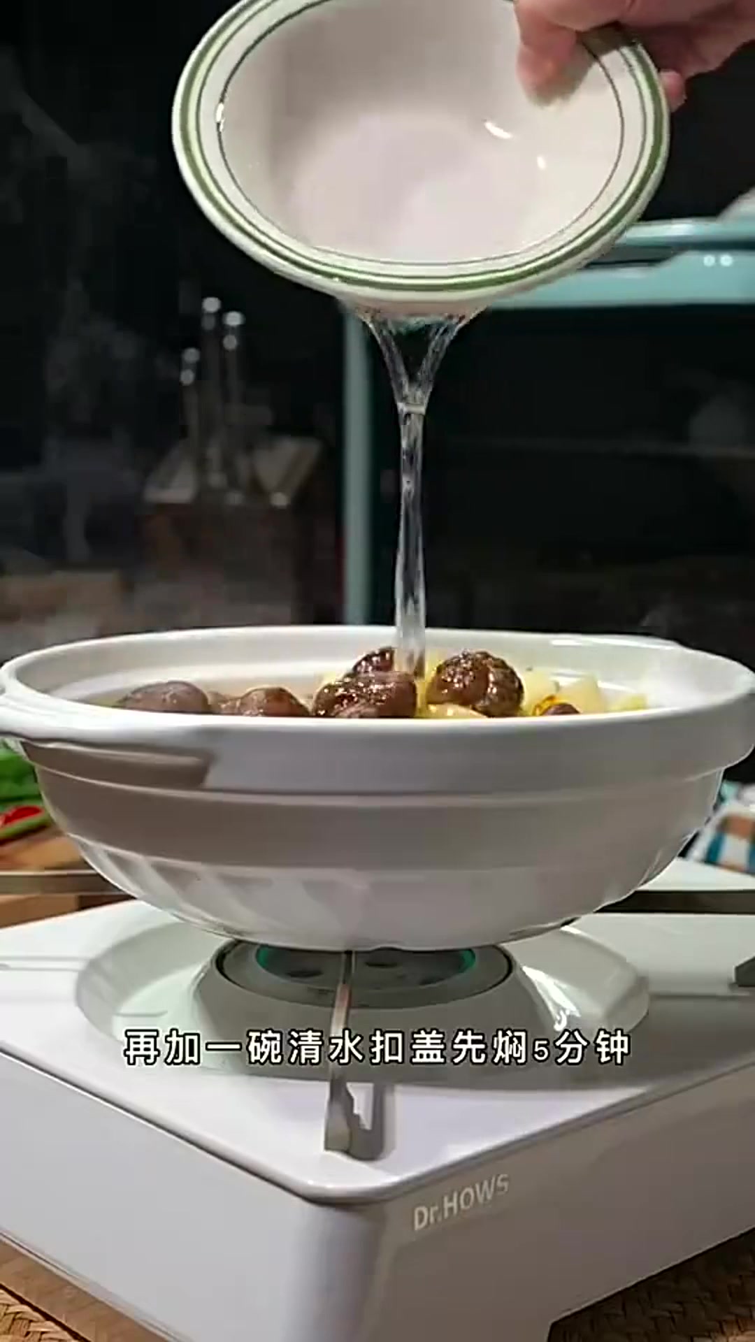 这样做的黄焖鸡,鸡肉嫩滑,土豆软烂,单单汤汁就能配三碗白米饭