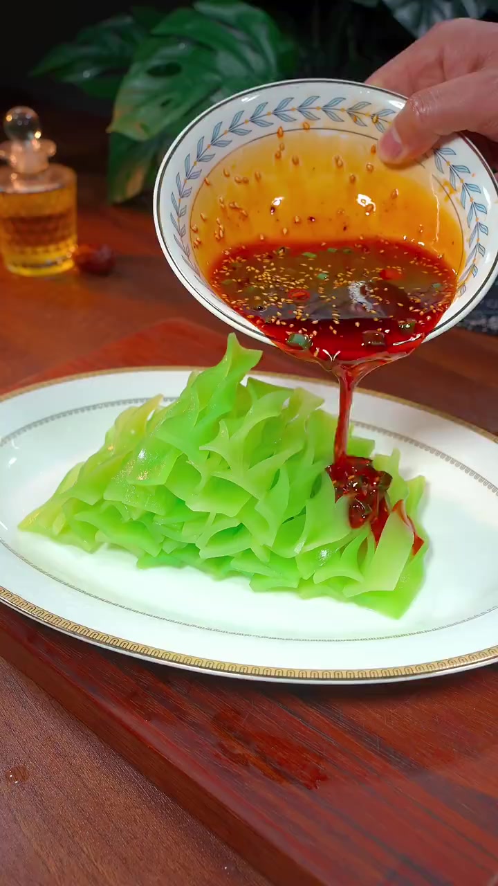 过年在家大鱼大肉吃腻了?那就试试这道简单寓意好的菜品以莴笋为原料的富贵翡翠节,寓意健康长寿