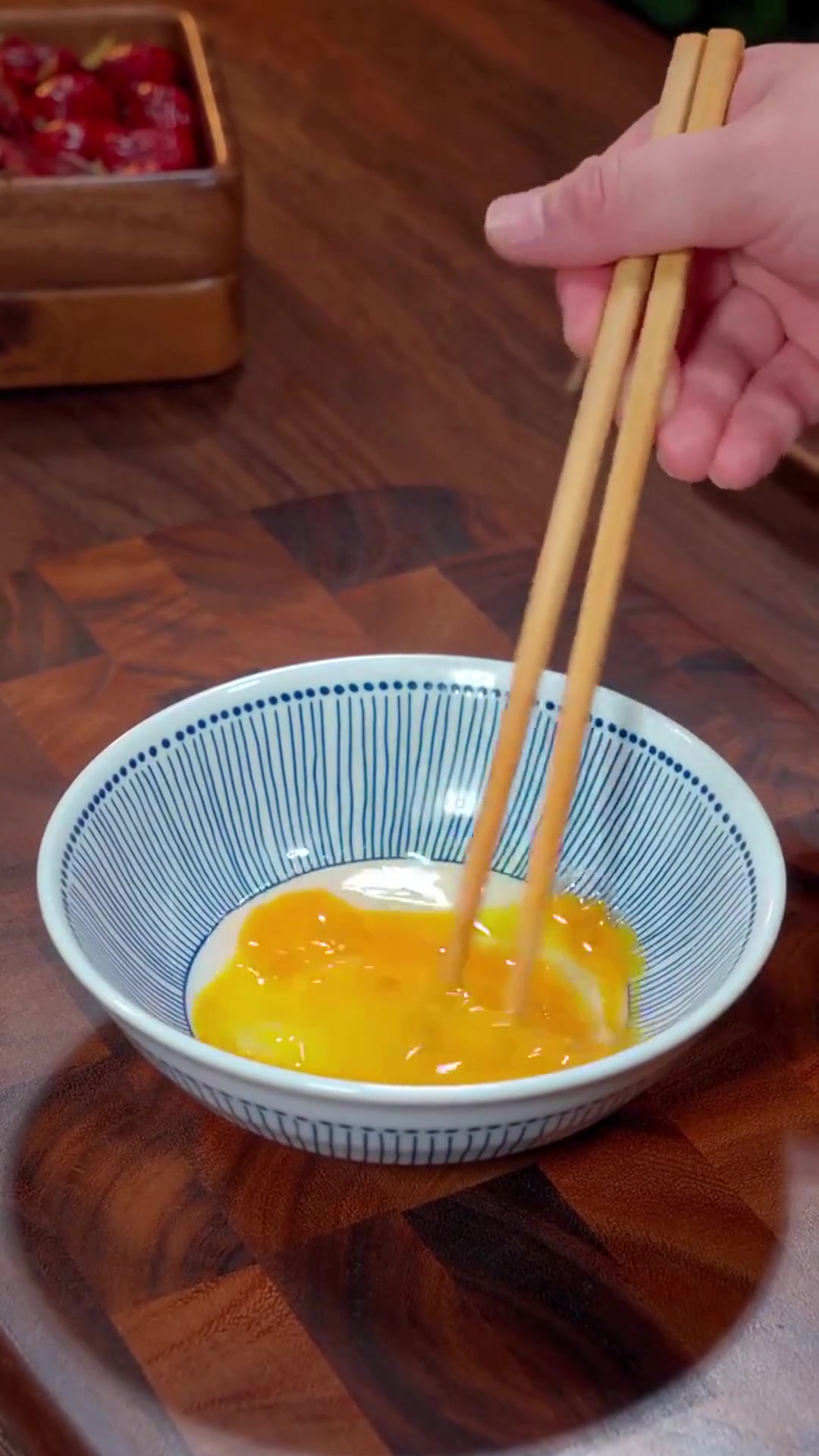 秋天的餐桌上一定少不了这道包菜炒粉丝,清脆爽口