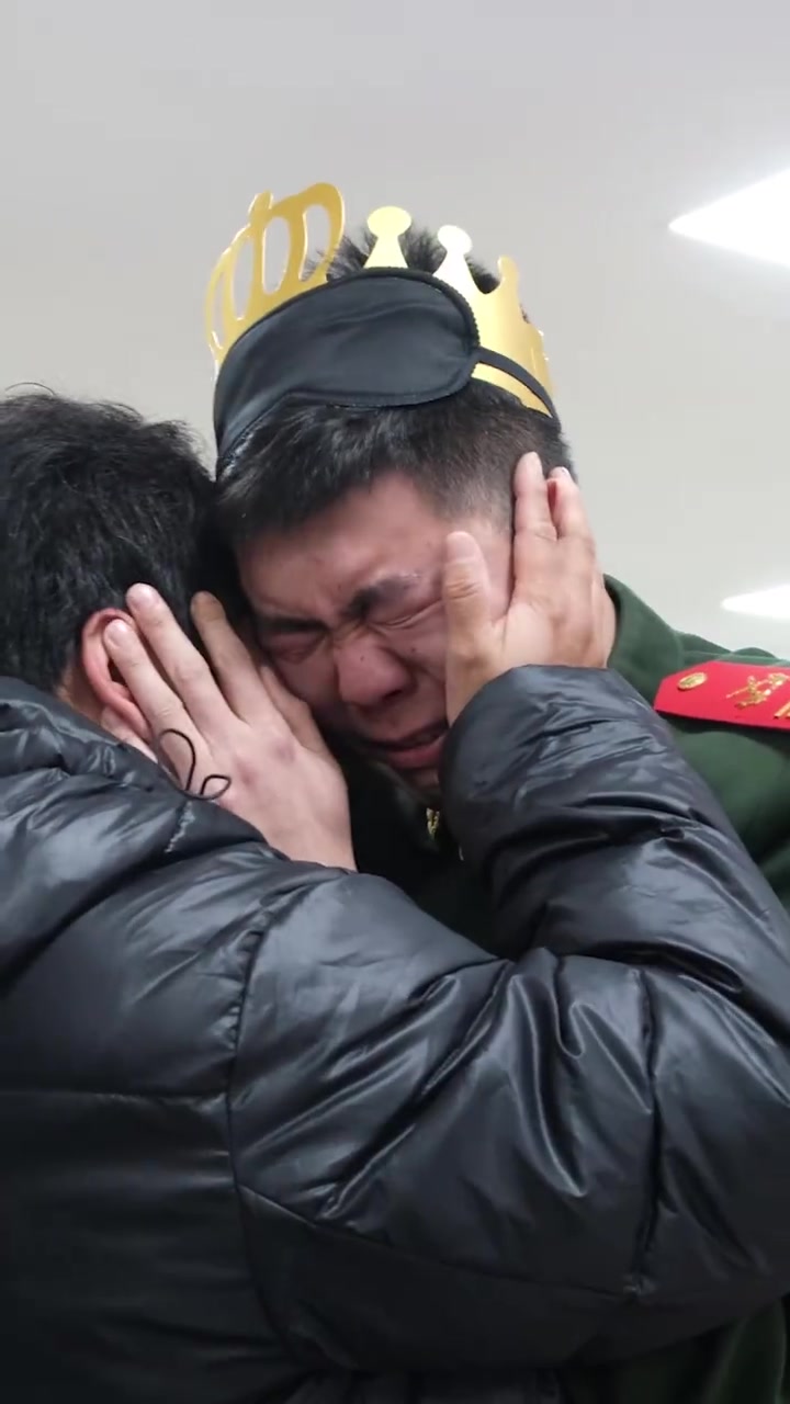 「武警生日吃出妈妈做的菜激动落泪」近日,武警黑龙江总队某支队。“跟我妈做的一样!”集体生日