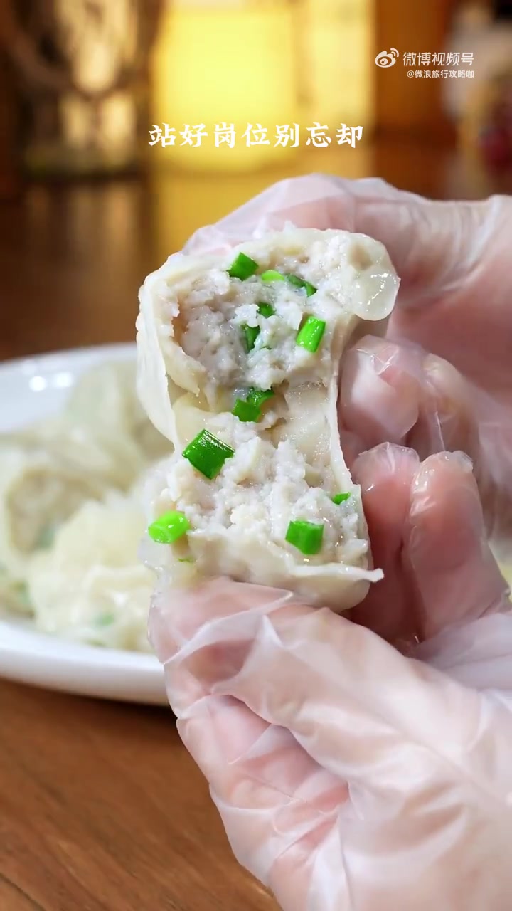 鲅鱼和韭菜简直是天生一对,过年包个鲅鱼韭菜饺子那可真是再合适不过了!不知道今年过年你有没有