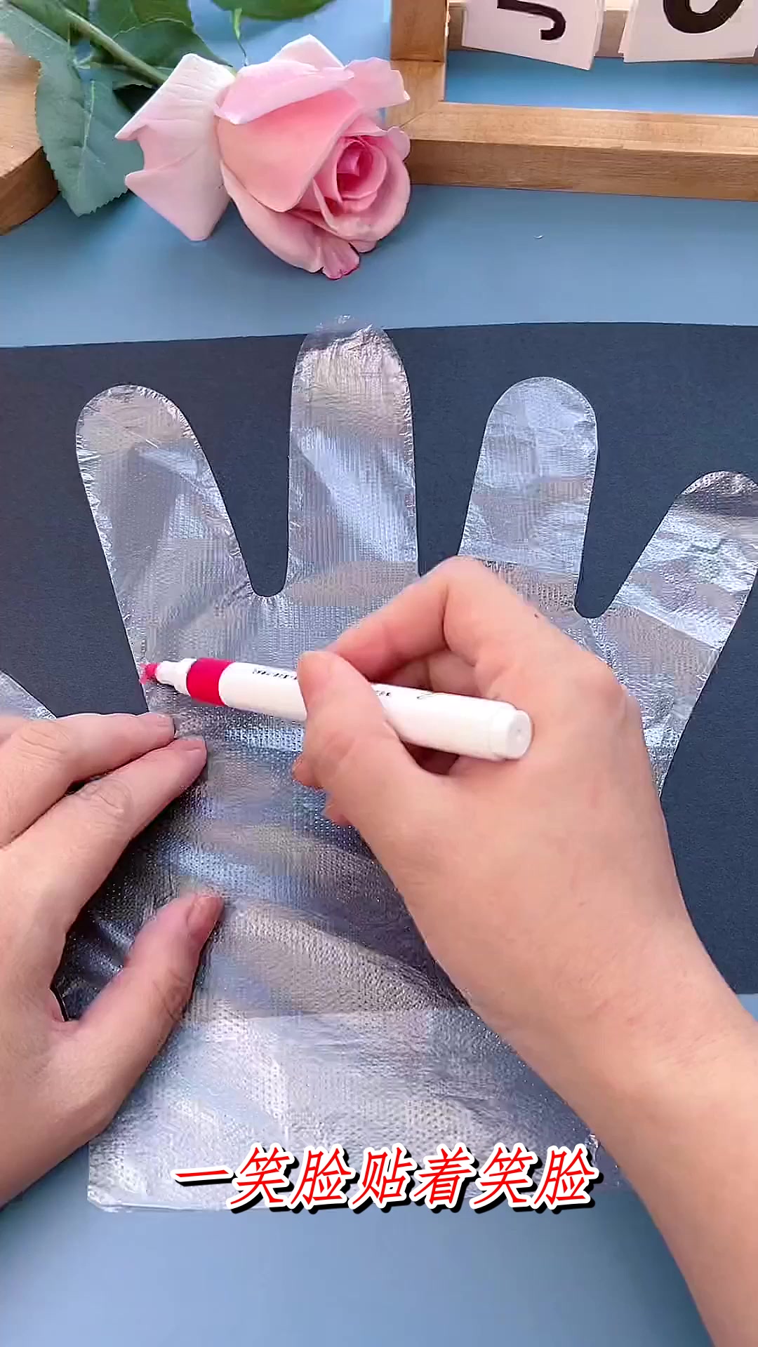 用一次性的手套给孩子做个好玩的大公鸡吧,还能锻炼孩子肺活量!