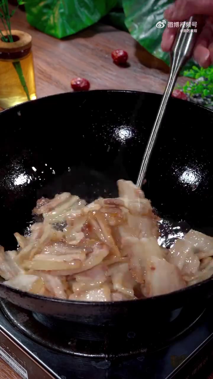 我们全家都爱吃这道回锅肉,特别的好吃下饭,每次做这道菜锅里的米饭总是不够吃!美味辽宁嘎嘎香