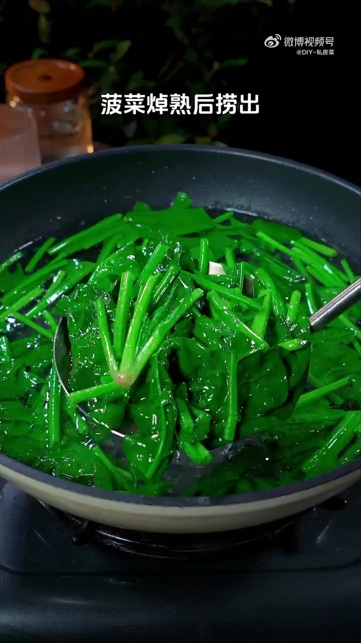 中午吃什么「蒜香菠菜」不用油炸不用烤,清脆爽口,关键吃再多也不长肉!厨艺教程