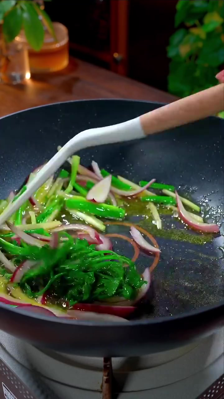 美味辽宁嘎嘎香 以后鲈鱼买回家,你就像我这样做个清蒸鲈鱼吧。做法简单 口感嫩滑!土味美食的