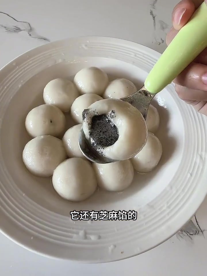元宵节吃汤圆选这个 老人孩子都爱吃还不齁甜 外面是鲜奶做的很香 馅是龙井茶叶做的抹茶味还有