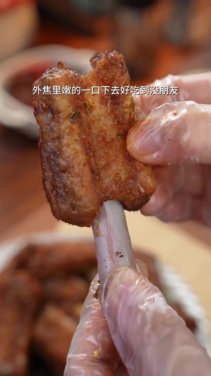 美味辽宁嘎嘎香 年夜饭必做硬菜,蒜香椒盐排骨,不用油炸做法还巨简单 土味美食的微博视频 新
