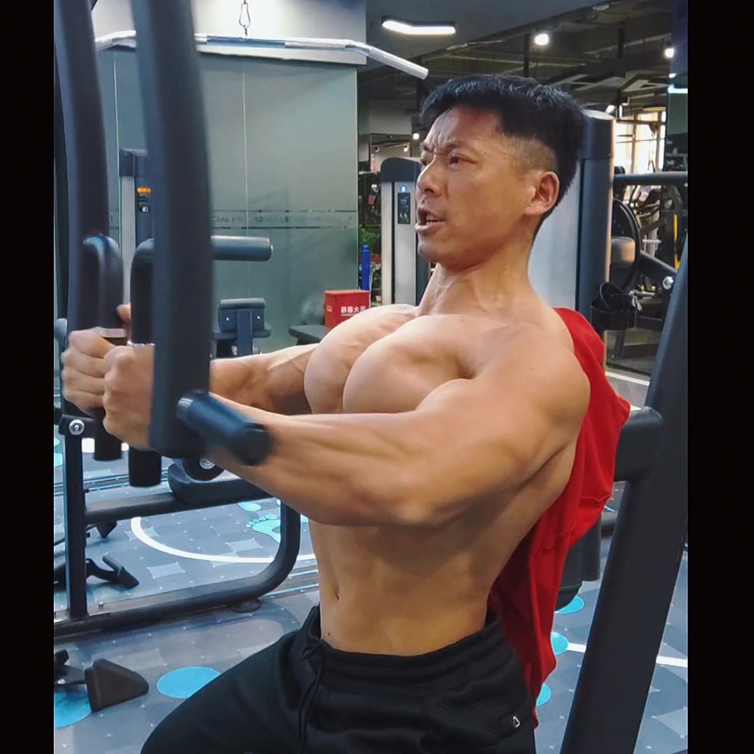 肌肉大叔练爆胸大肌