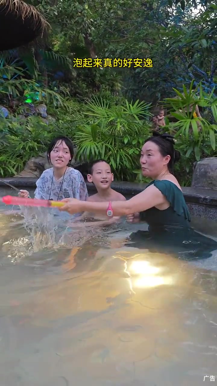 主城区泡温泉就来融汇温泉,有火锅温泉鱼疗池红酒池室内室外50多个汤池,周二99,还有免费领