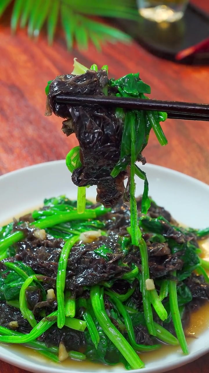 春天吃菠菜的三个营养做法,蒜蓉粉丝拌菠菜,家常菠菜瘦肉汤,菠菜炒紫菜。学会了天天吃菠菜也不