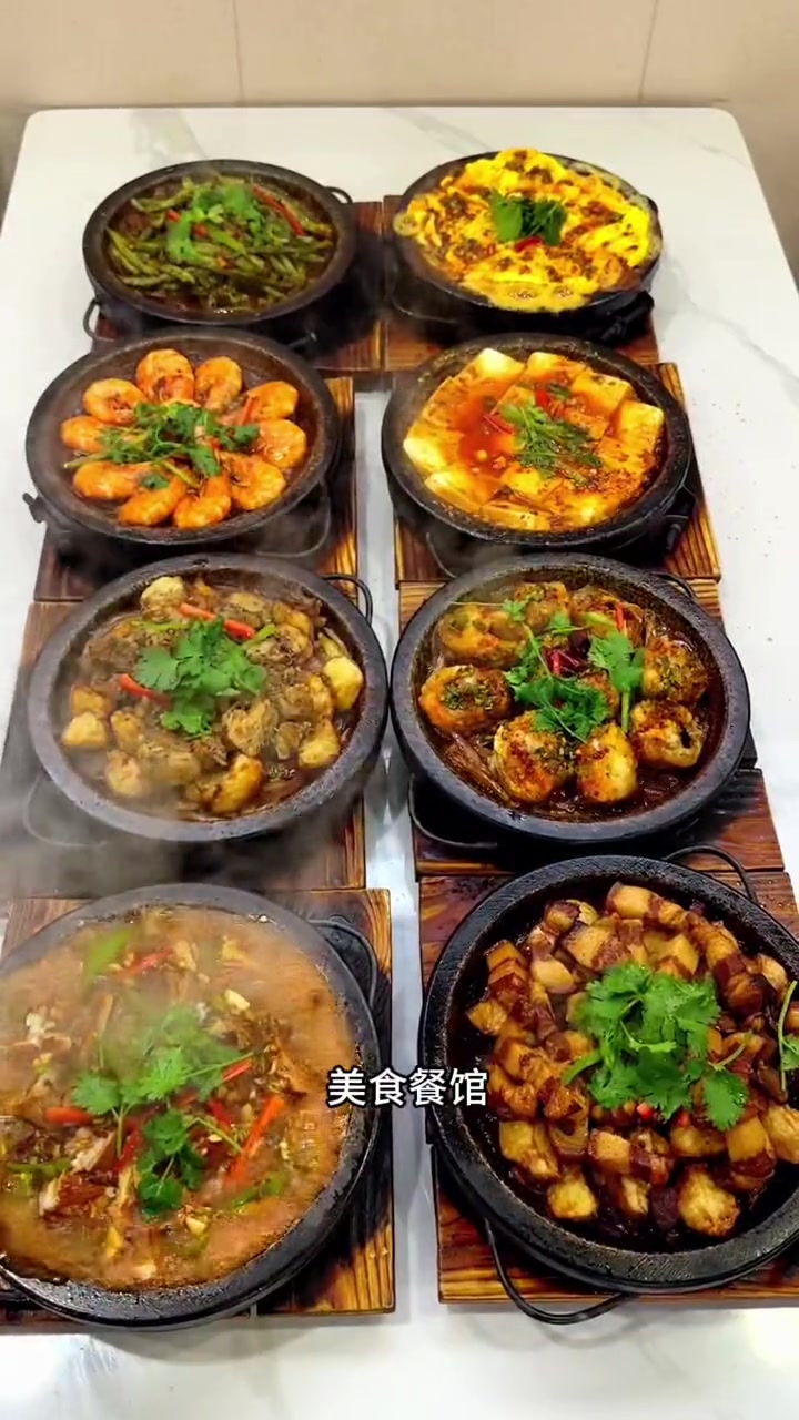 美丽的南岔县,夜色也是如此漂亮,欣赏美景的同时美食也是不可或缺的,石味先石锅菜真不错,主打