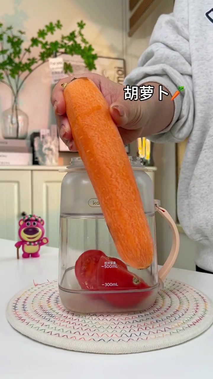 适合小黑皮们在家自制的苹果胡萝卜番茄汁,酸酸甜甜的,这杯拯救了胡萝卜!仙女都在喝什么 榨汁