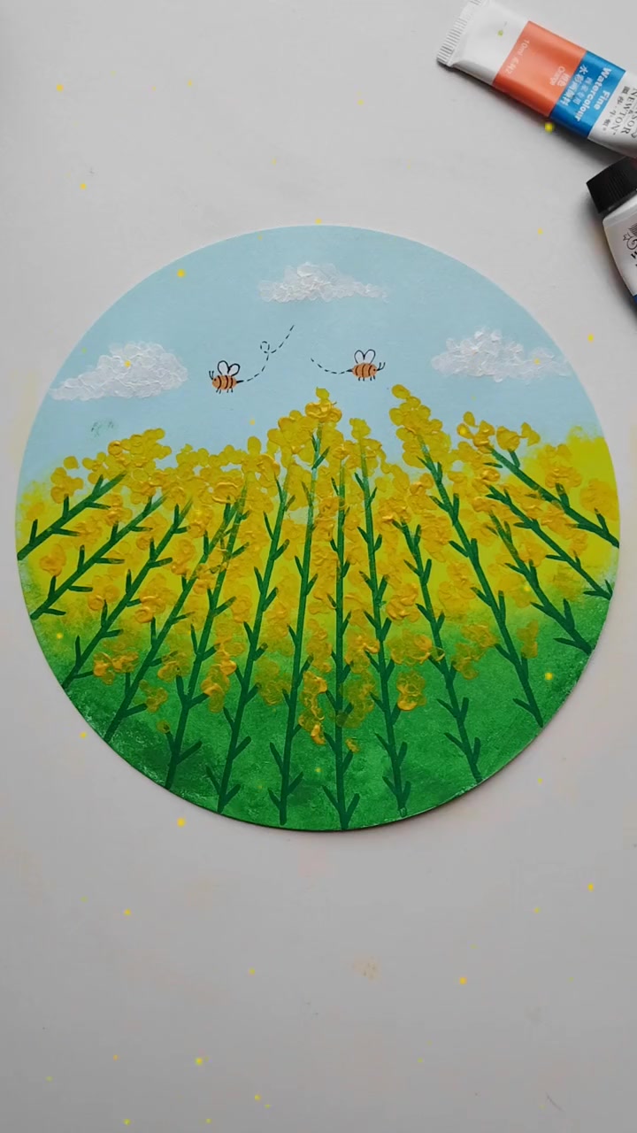 春天来了,油菜花开了,用棉签也能画出漂亮的油菜花,快带着小朋友试试吧。油菜花 创意美术 儿