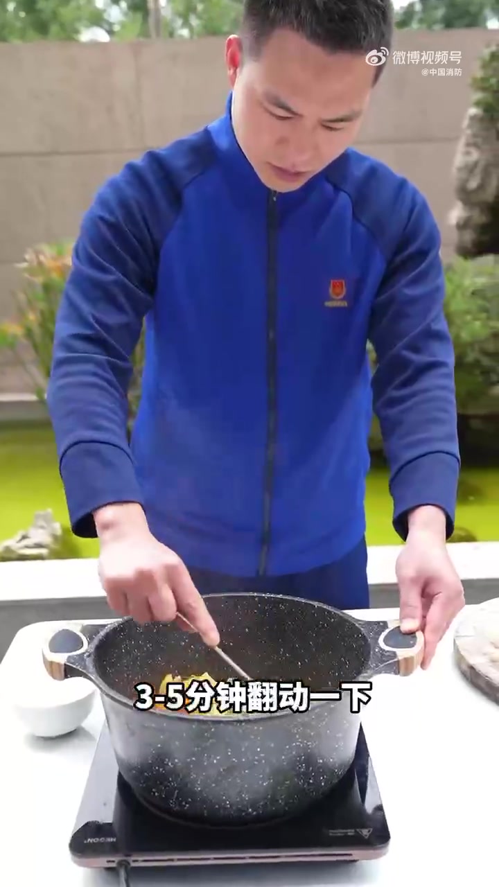 「嗓子疼试试这样煮水喝」近期高发的嗓子疼可能是这种急症,蓝朋友准备了这份自制版金桔柠檬水,
