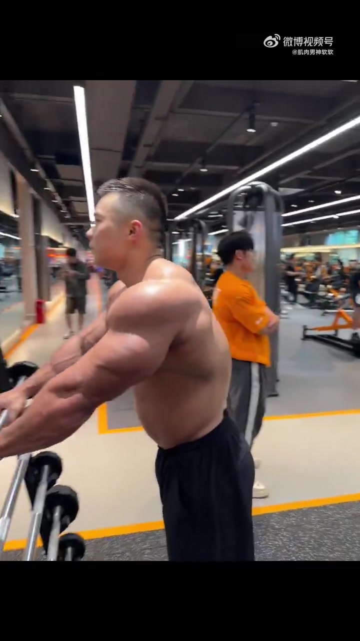 一群霸气的肌肉猛男聚集健身房
