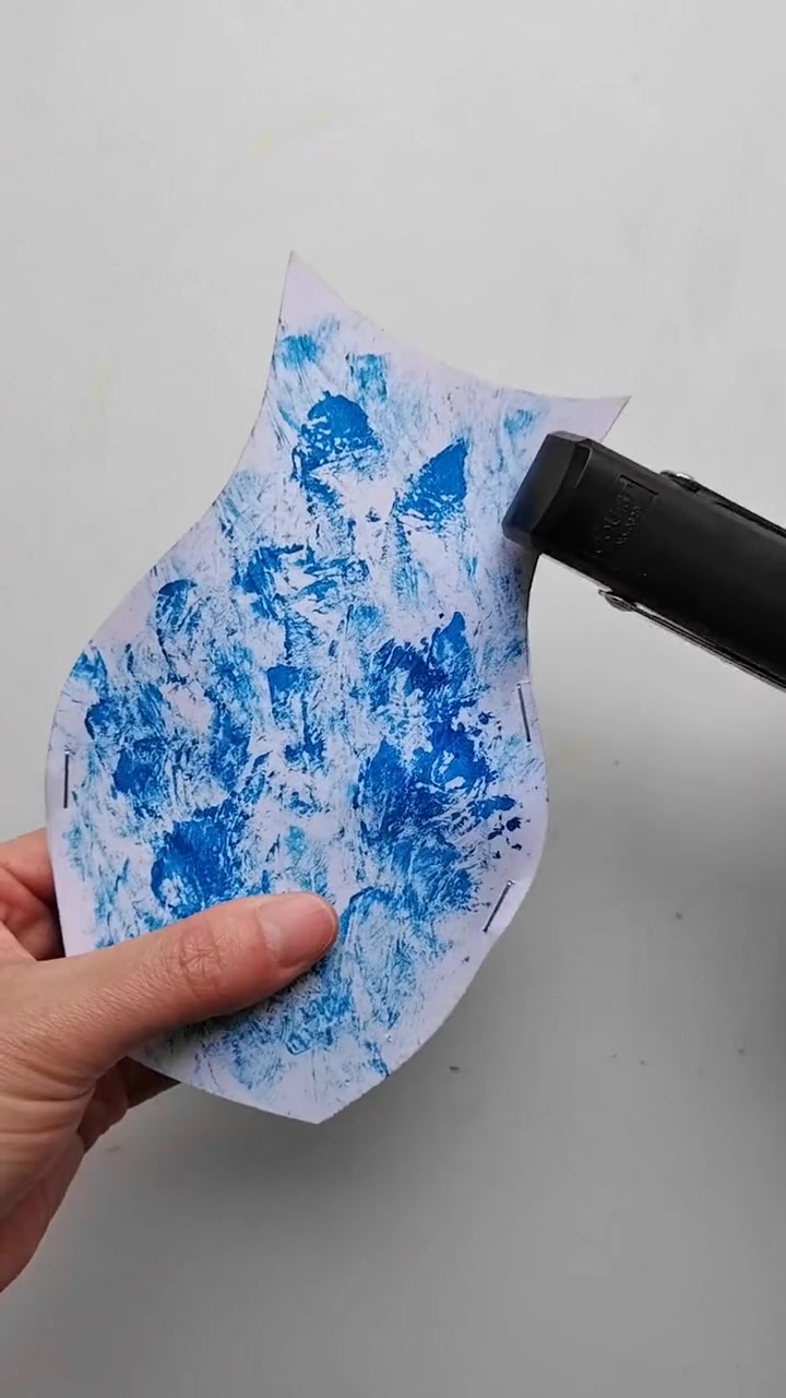 教你用卡纸来做一个立体花瓶,一起把春天收进瓶子里吧。春天手工 亲子手工 幼儿园手工 手工摆