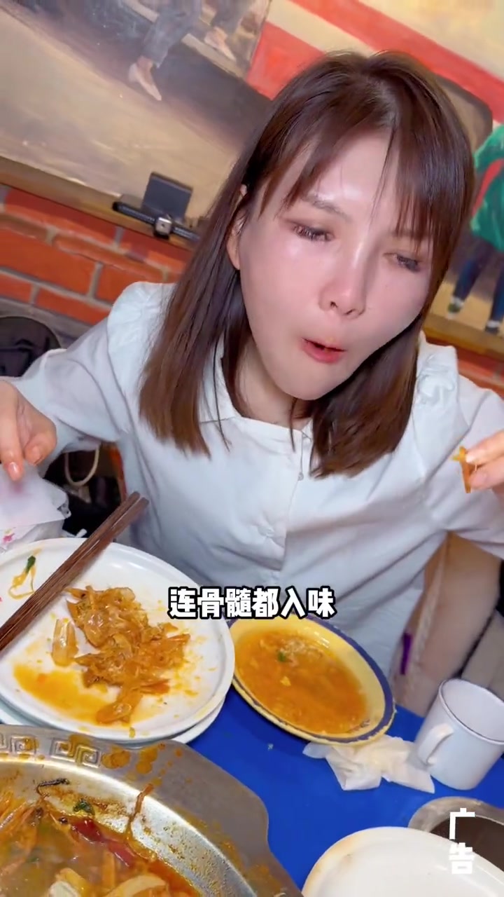 马路边边不光有串串香啦!大虾锅 牛杂锅 筋头巴脑和鱼锅都可以吃到哦!谁懂这一口的好吃程度 