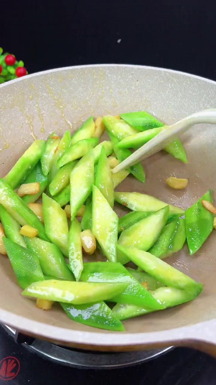 很多人把河虾买回去,不是葱油就是盐水,今天给我10秒钟学会这个做法,汤鲜味美还非常的应季 