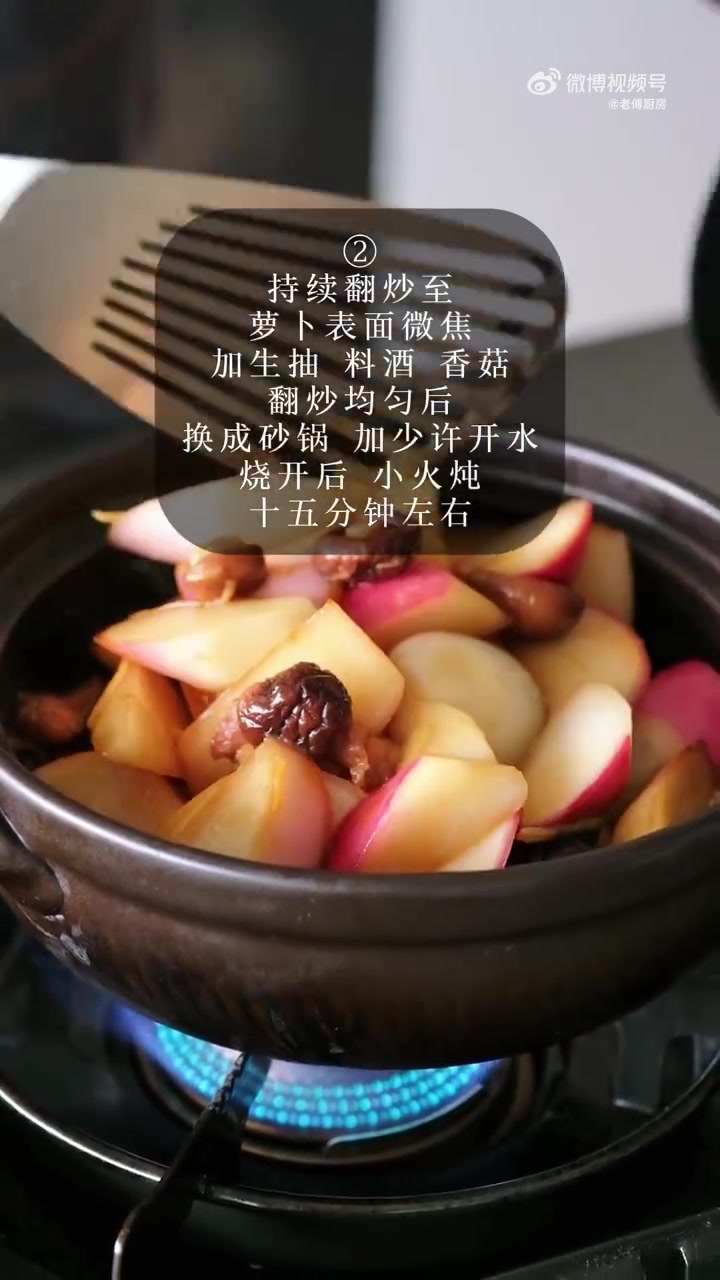 俗话说“冬吃萝卜夏吃姜”,这道五花肉炖萝卜汤就很适合在寒冷的天气里边炖边吃~咕噜咕噜的汤水