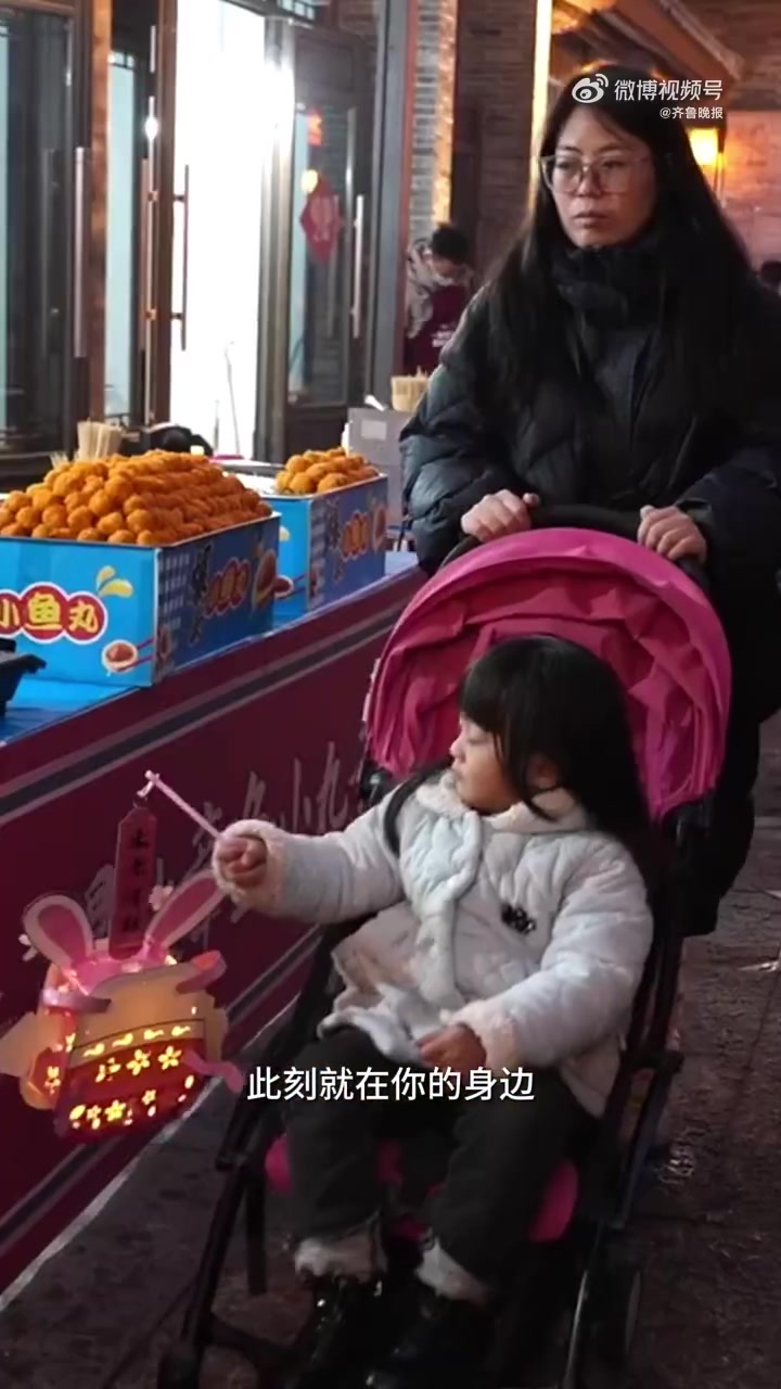 「今日十五花好月圆」元宵节快乐 万家灯火团圆夜,千里江山寄平安。明月高悬,映刻思乡浓情处;