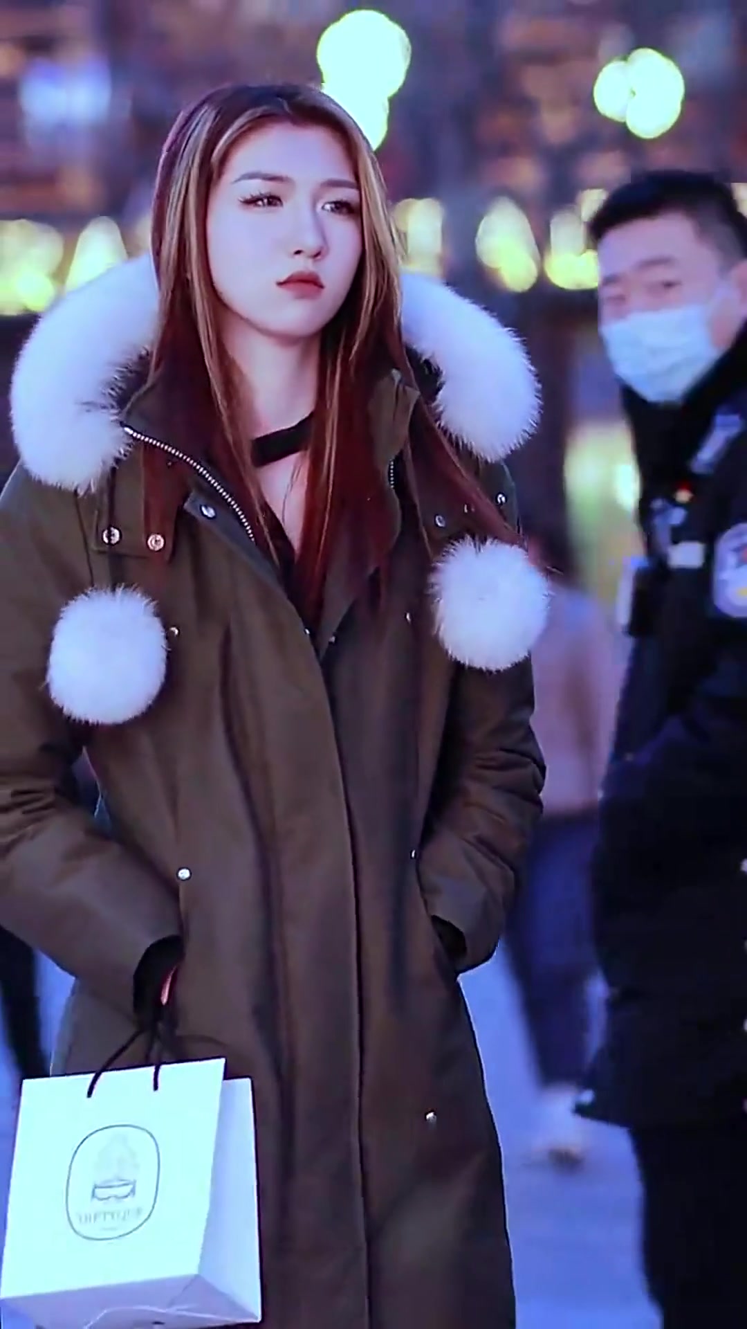 派克服配长靴,高个子美女春天都爱穿黑丝袜