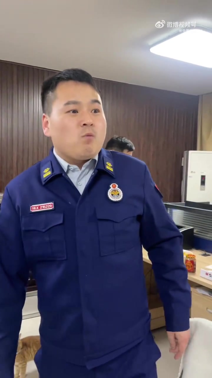 福森小课堂「没有比这更细的葱油饼制作方法了」把松软的面团擀成薄饼状,抹上一层油后撒上切好的
