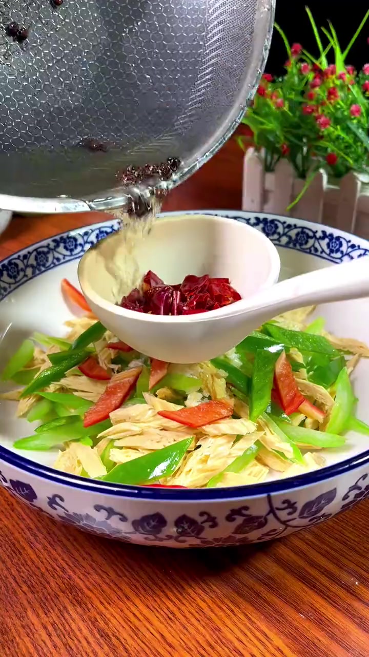 不知道吃什么的时候就试试这个芹菜拌腐竹,简单还好吃清淡爽口真不错 学会快去试试吧 美食教程