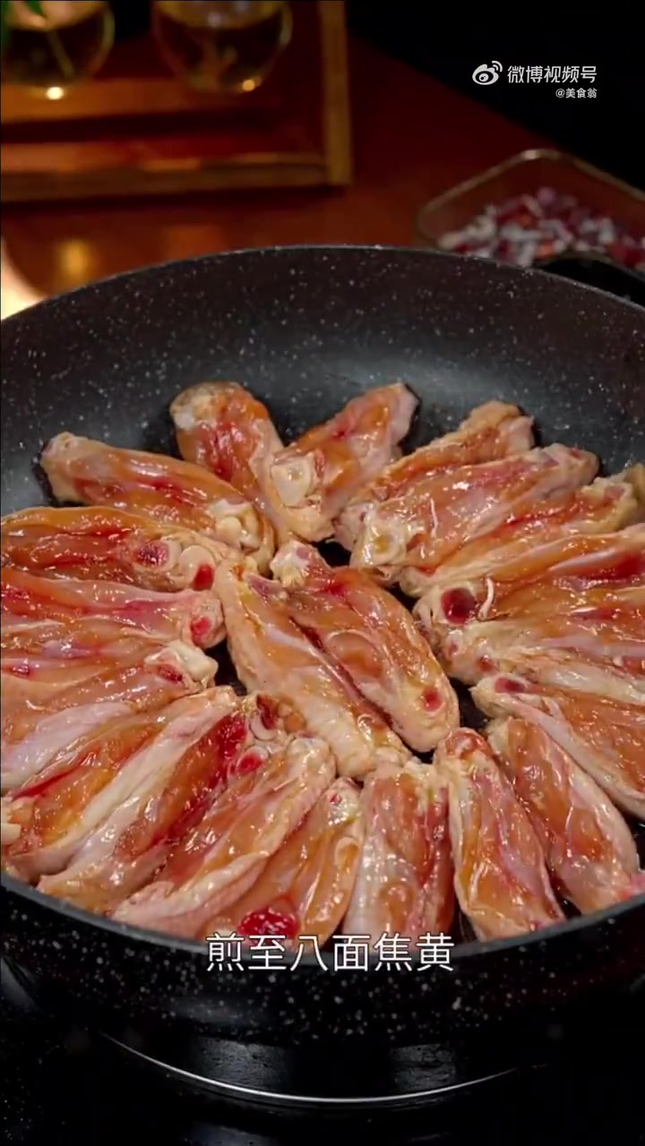 蒜香鸡翅,大人小朋友都爱吃!简简单单一道菜,满足一家人的口味。美食教程 椒盐鸡翅 美食教程