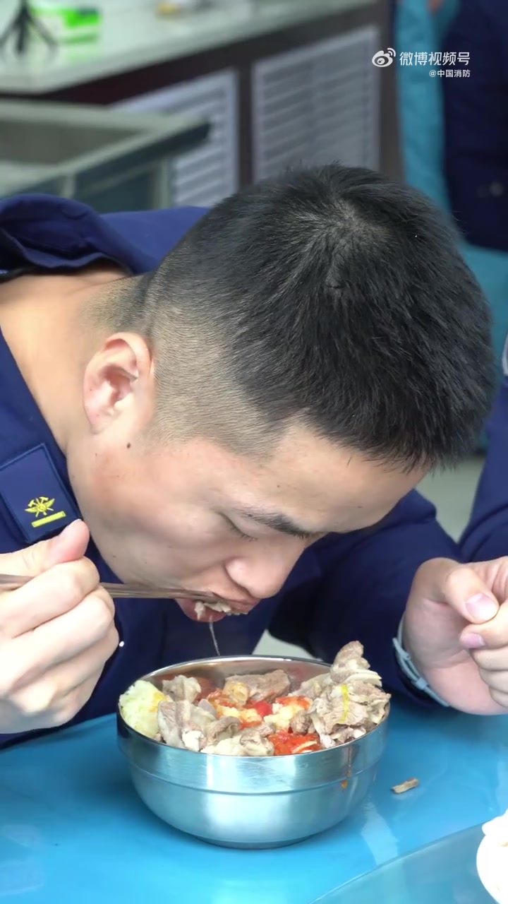 「羊肉怎么做最好吃」蓝朋友今天给大家带来陕北特色美食——地椒羊肉。不光要会吃,掌握美食的诀