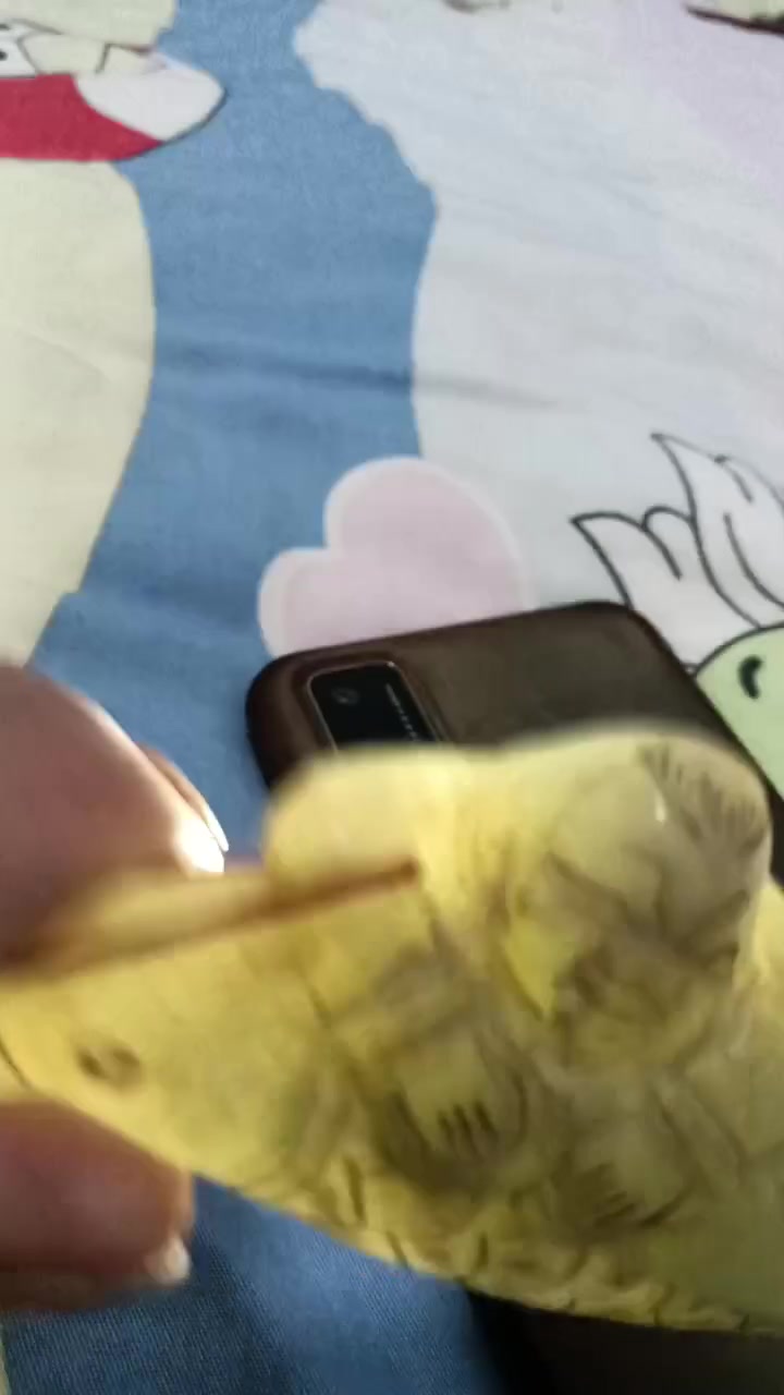 小孩抱鲤鱼。看到发财!