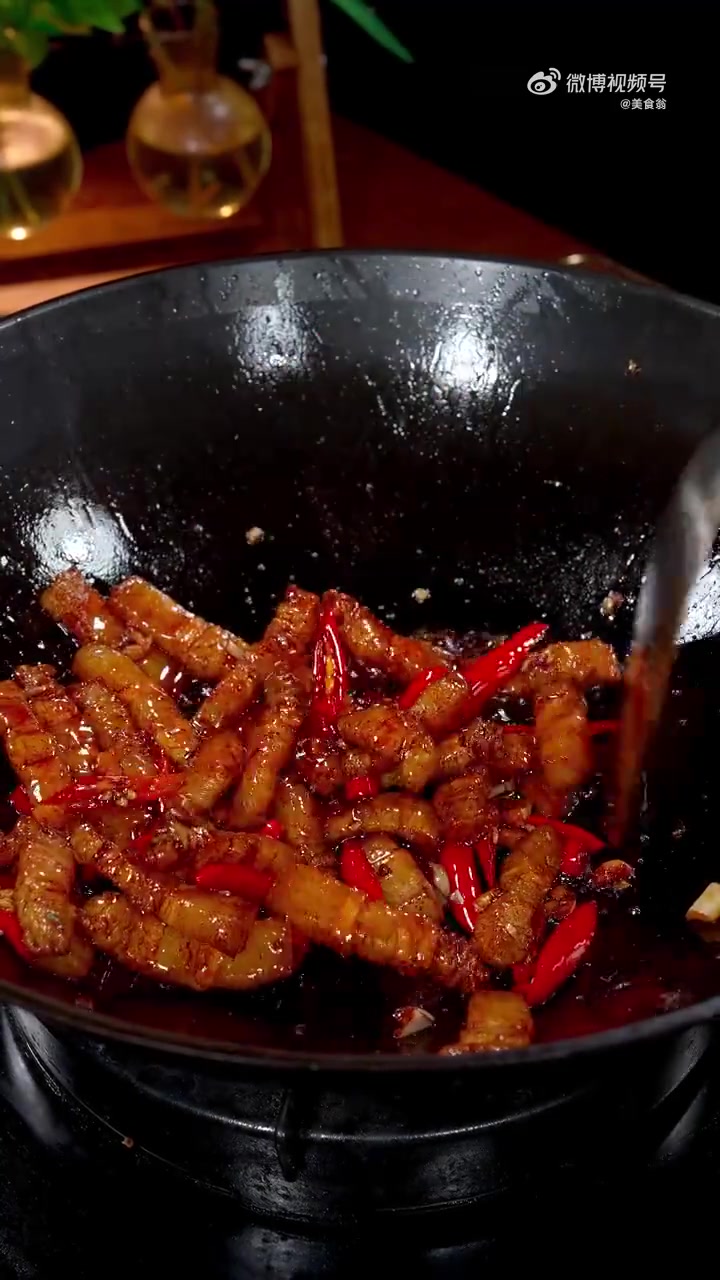 美味辽宁嘎嘎香 真的没想到蒜苔这样特别好吃又下饭,关键做法特别简单,只要看一眼就能学会蒜苔