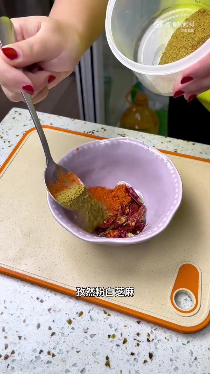 美味辽宁嘎嘎香 新时代六地辽宁杠杠滴 2块钱的干豆腐做出一大盘炝拌干豆腐丝,味道超级好,这