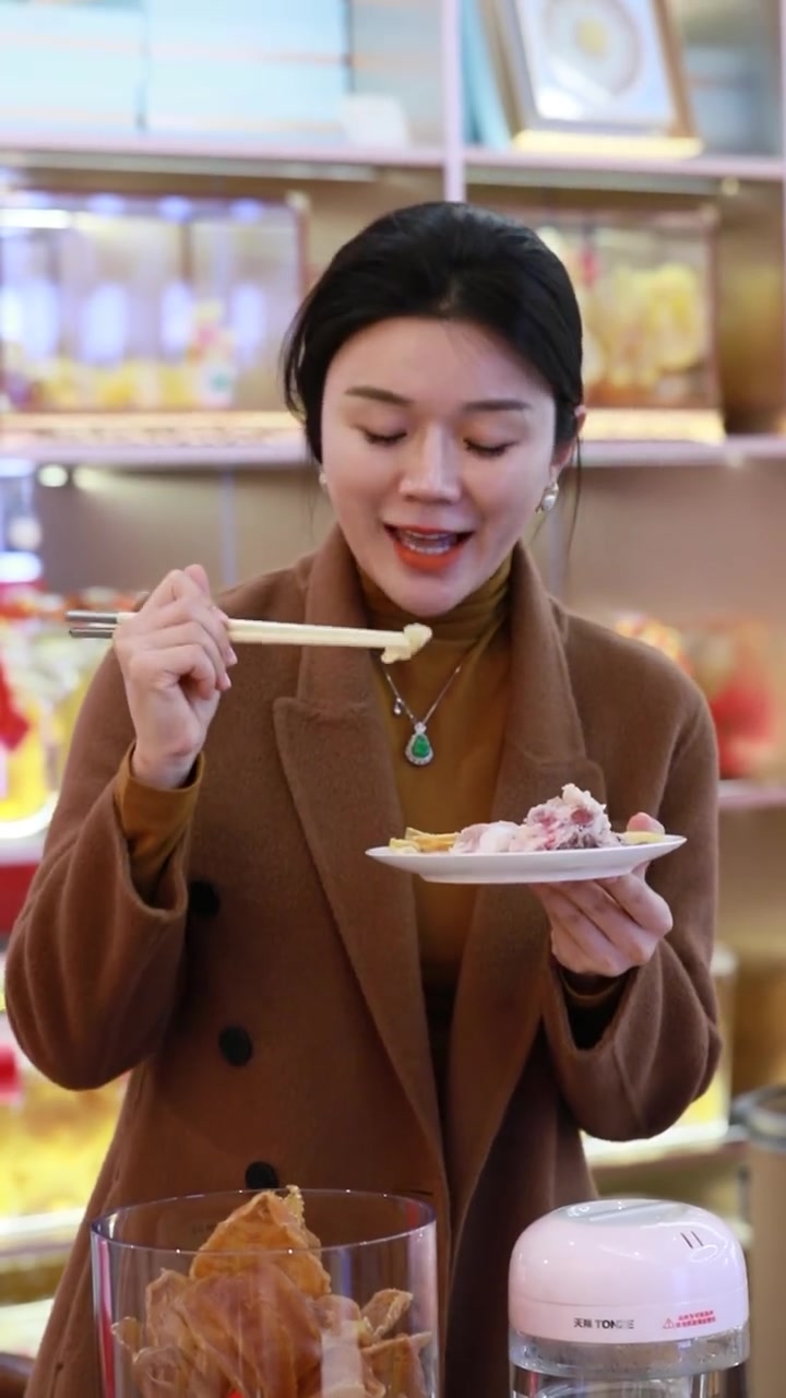 熬夜过后的救赎从这碗土鳘公鱼胶汤开始!让肌肤紧致有弹性♀让岁月减缓在美丽的颜值里!养颜有料