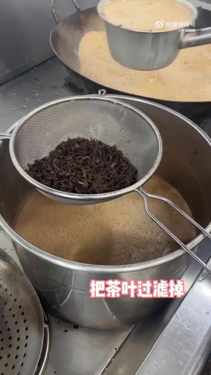 三个月喝了近一千块的奶茶「消防员自制奶茶颜值有多在线」蓝朋友亲自做奶茶啦,炒茶叶、煮牛奶…