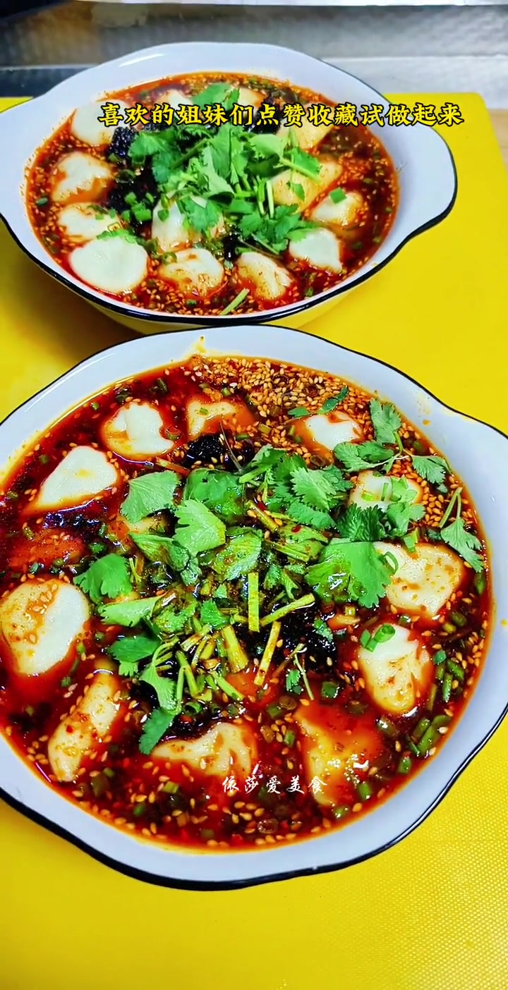 姐妹们要的麦穗圆饺的包法来咯 如果擀出来的皮是圆的那包出来的饺子就是长的 把皮擀成长的椭圆