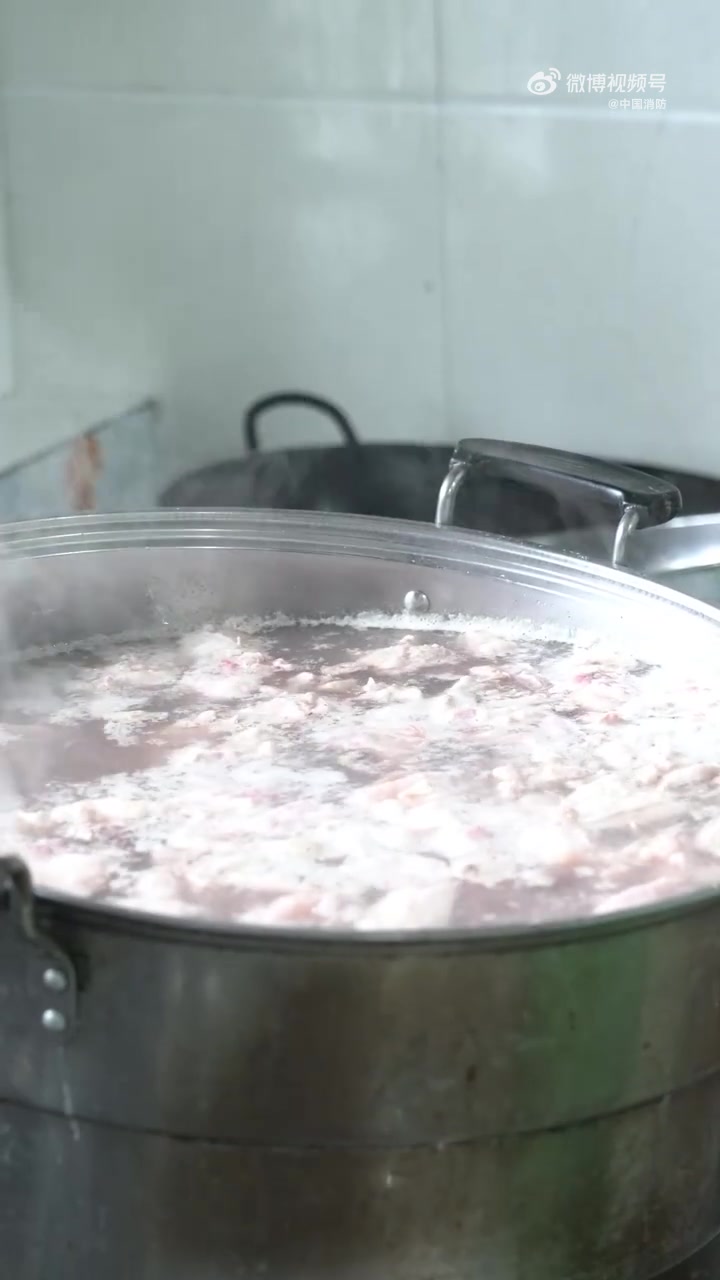 「羊肉怎么做最好吃」蓝朋友今天给大家带来陕北特色美食——地椒羊肉。不光要会吃,掌握美食的诀