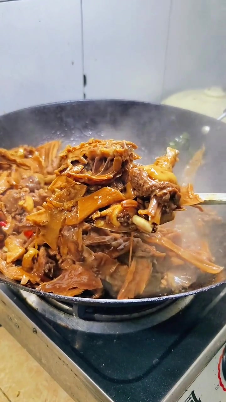 农村溪边放养土鸭,配上自晒干笋,这个味道绝了 美食制作分享 干笋黄焖鸭 美食教程持续更新 