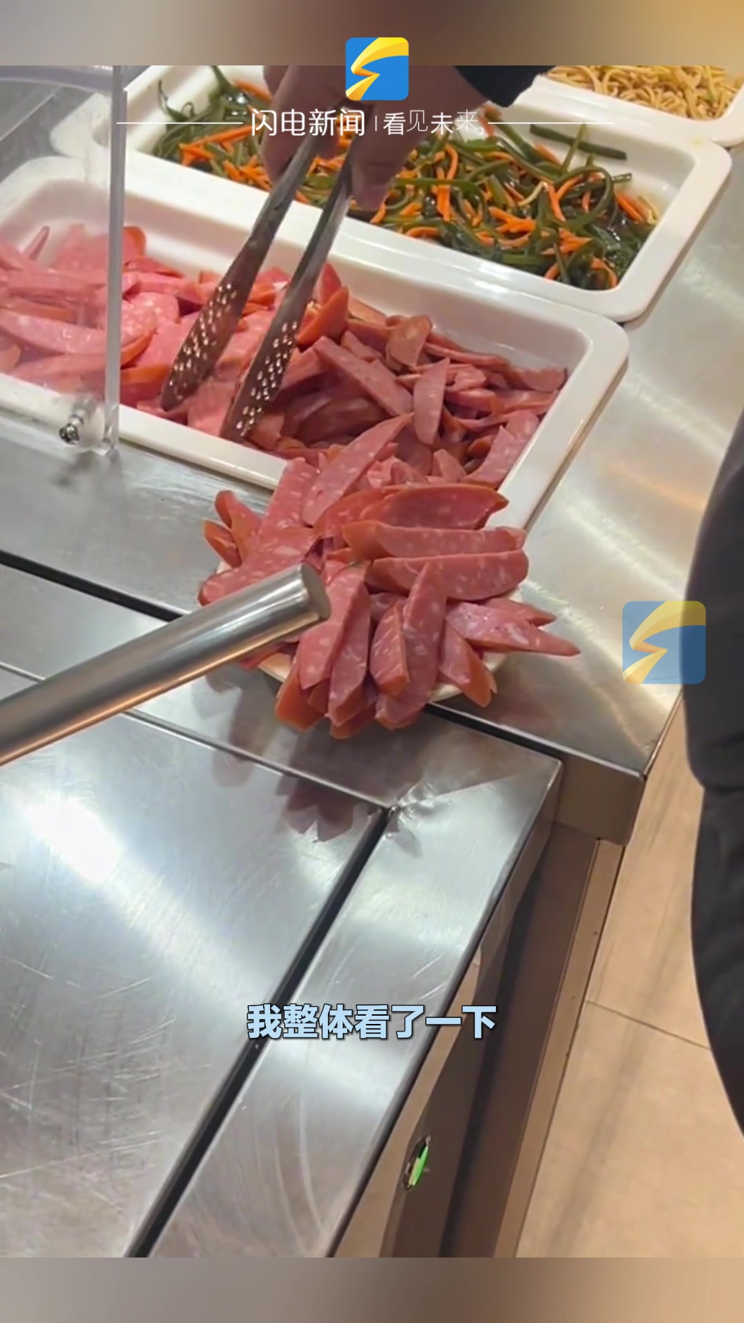 男子把6元凉菜拼盘堆成“金字塔” 主打一个 不吃回本儿不罢休