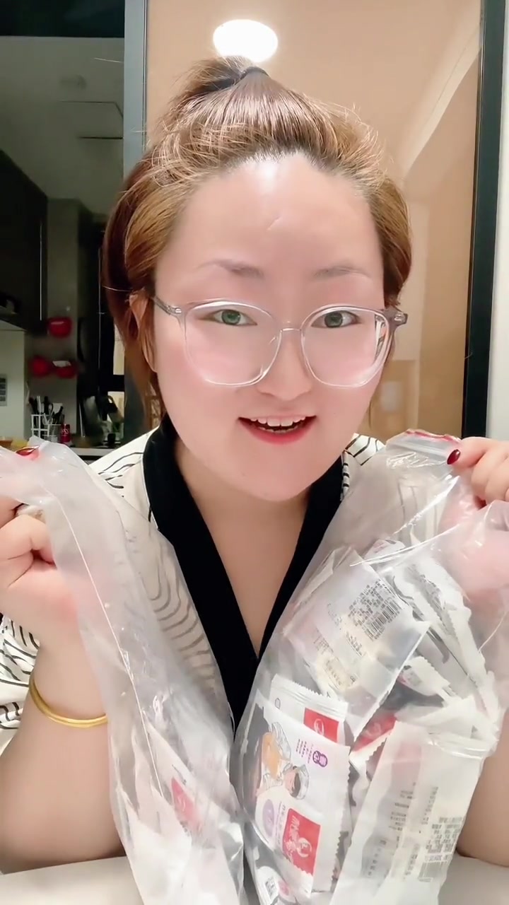 这个好吃,好吃呢,忍不住的好吃,大人小孩都能吃,没有添加剂,没有白砂糖,微微的甜,落口香!