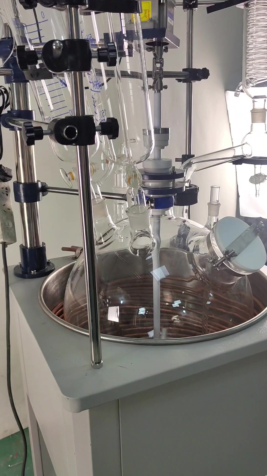 旋转蒸发仪常用于实验室中的化学、生物和制药等领域,