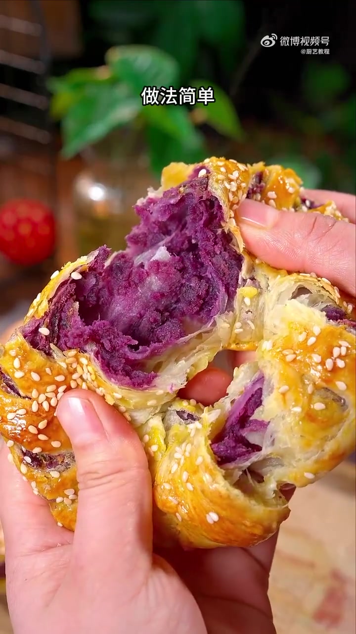 不用和面也不用擀面,就可以做这样的紫薯圈圈,外皮酥脆内里柔软香甜,简直太好吃了!新时代六地