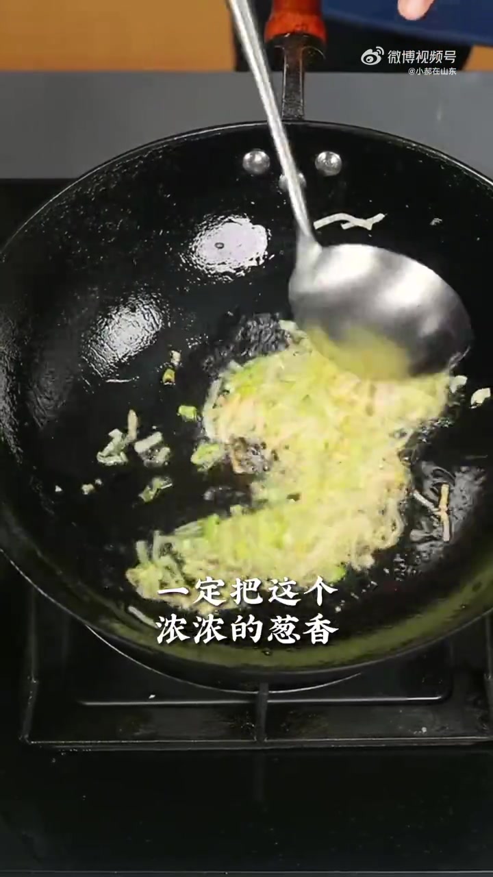 「山东人有多爱吃炝锅面」山东家喻户晓的一道面食,炝锅面,不仅省去了炒菜,煮一大锅,每人一碗