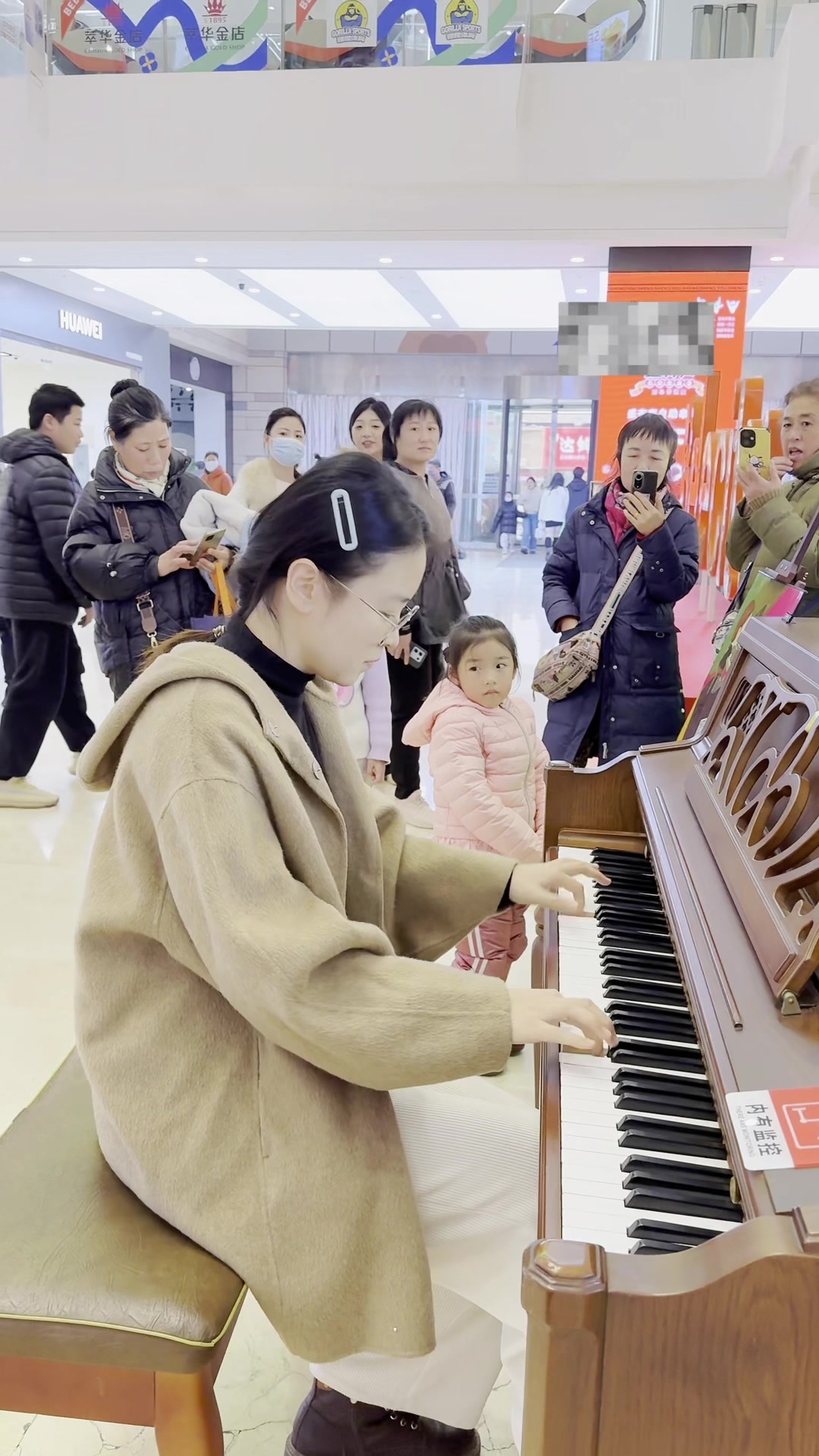 小姐姐街头弹奏史诗级曲子,引路人围观!
