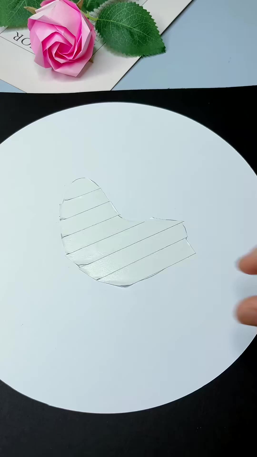 用秋天的狗尾巴草和花生壳,粘贴一幅大公鸡和小鸡创意手工画,太