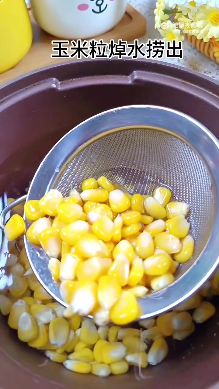 「儿童美食」快来给孩子做这道奶香玉米烙吧,外焦里嫩,香甜好吃,大人小孩都爱吃!(via:思